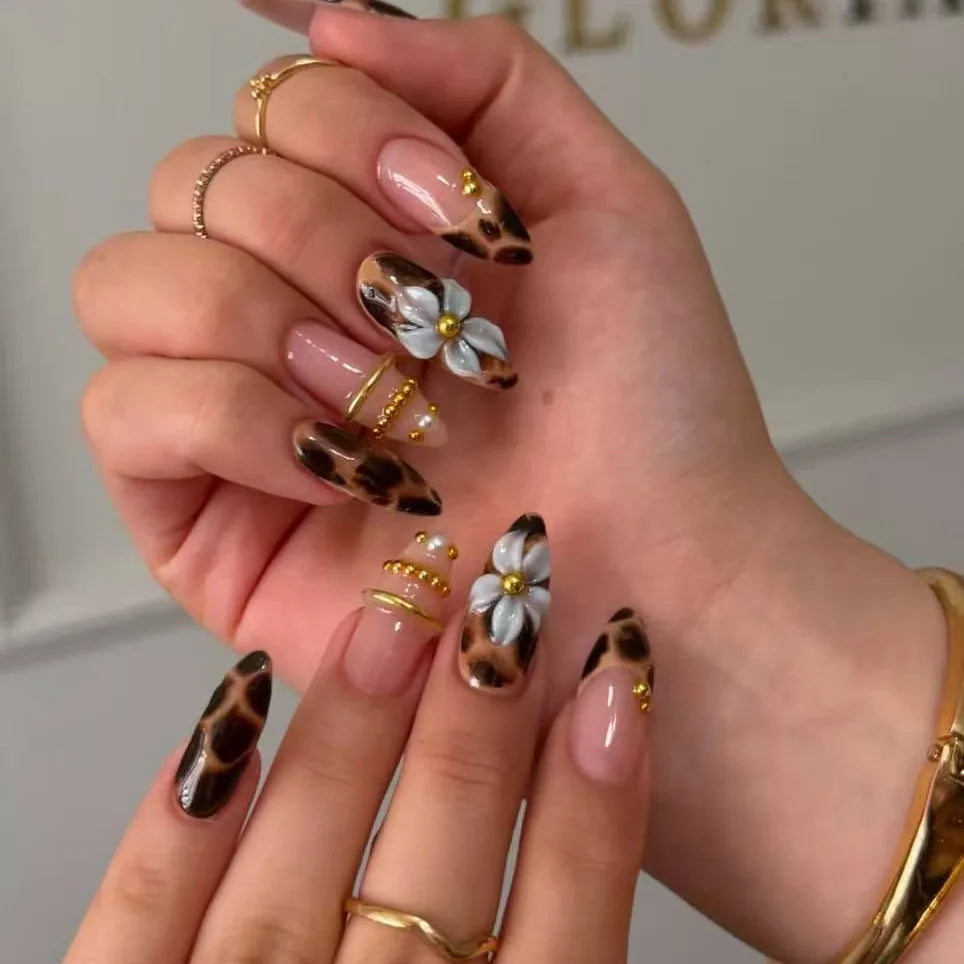 24pcs Leopard Print Press On Nails 3D White Flower Gold Metal Beads Charms Fake Nail Y2K Short Almond Fasle Nail for Women