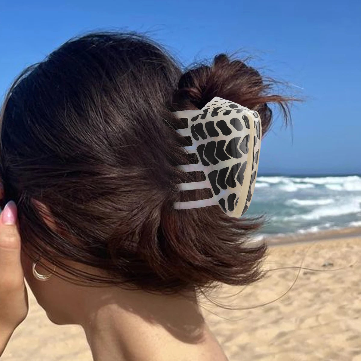 1 piece personalised Hebrew Cone Shell and a Textile Cone shell hair claw for sumer holiday