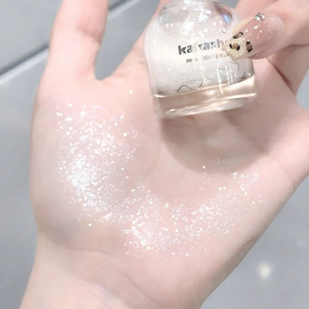 Diamond Ball Liquid Highlighter Flash Gloss Long Lasting Waterproof Glitter Brightening Makeup for Beach Hoilday Face Body